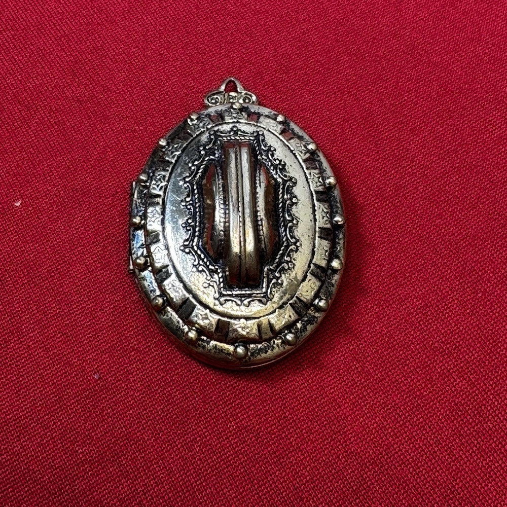 Vintage Gold Tone Locket‎ Drawings Inside